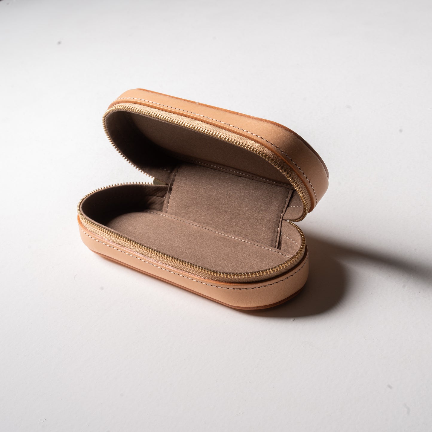 【革の宝箱】大切な眼鏡を守る、凛としたフォルム。イタリア革の立体メガネケース ＜ヌメ＞