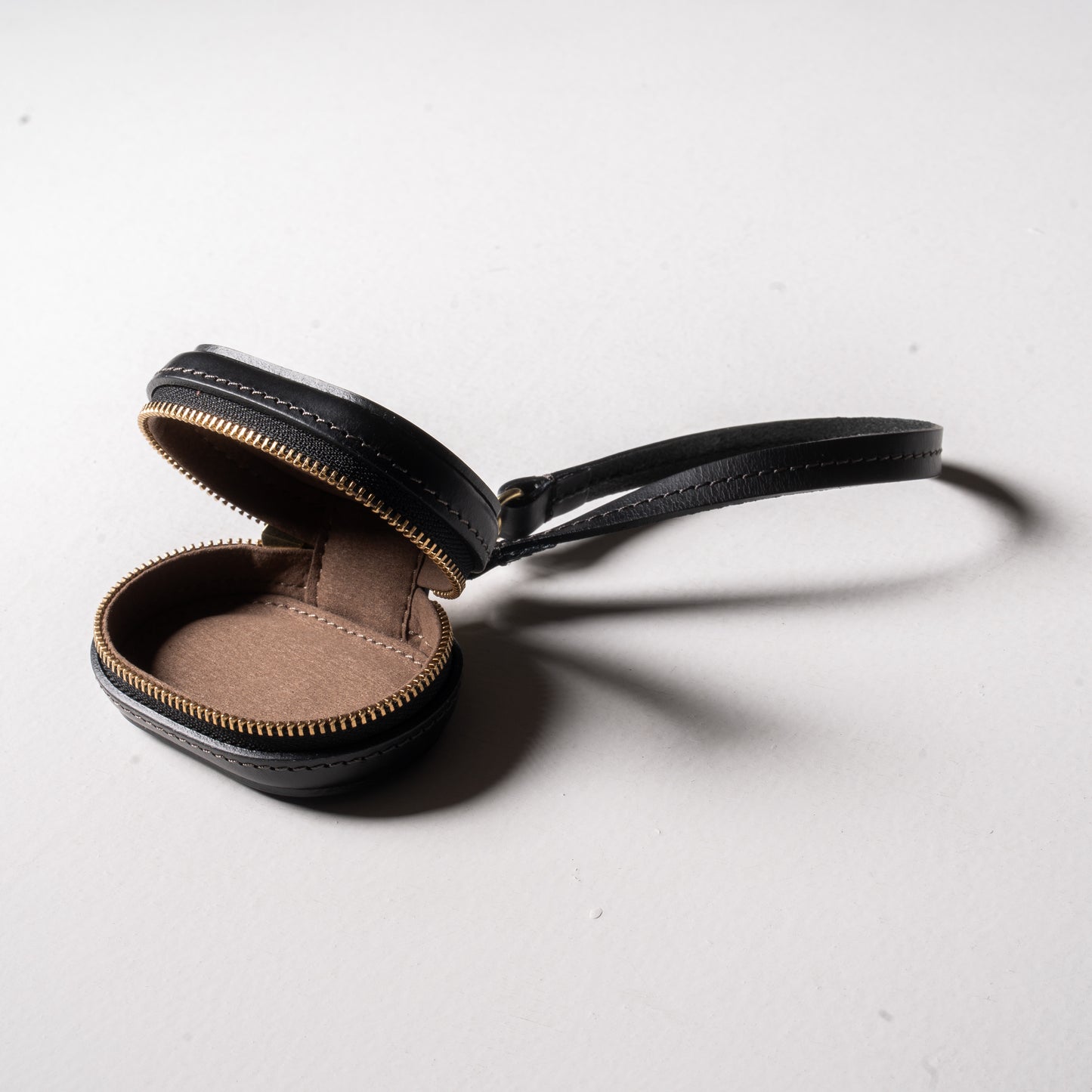 【革の宝箱】手のひらに収まる、優しい丸み。AirPodsが入る本革ミニケース ＜ ブラック＞