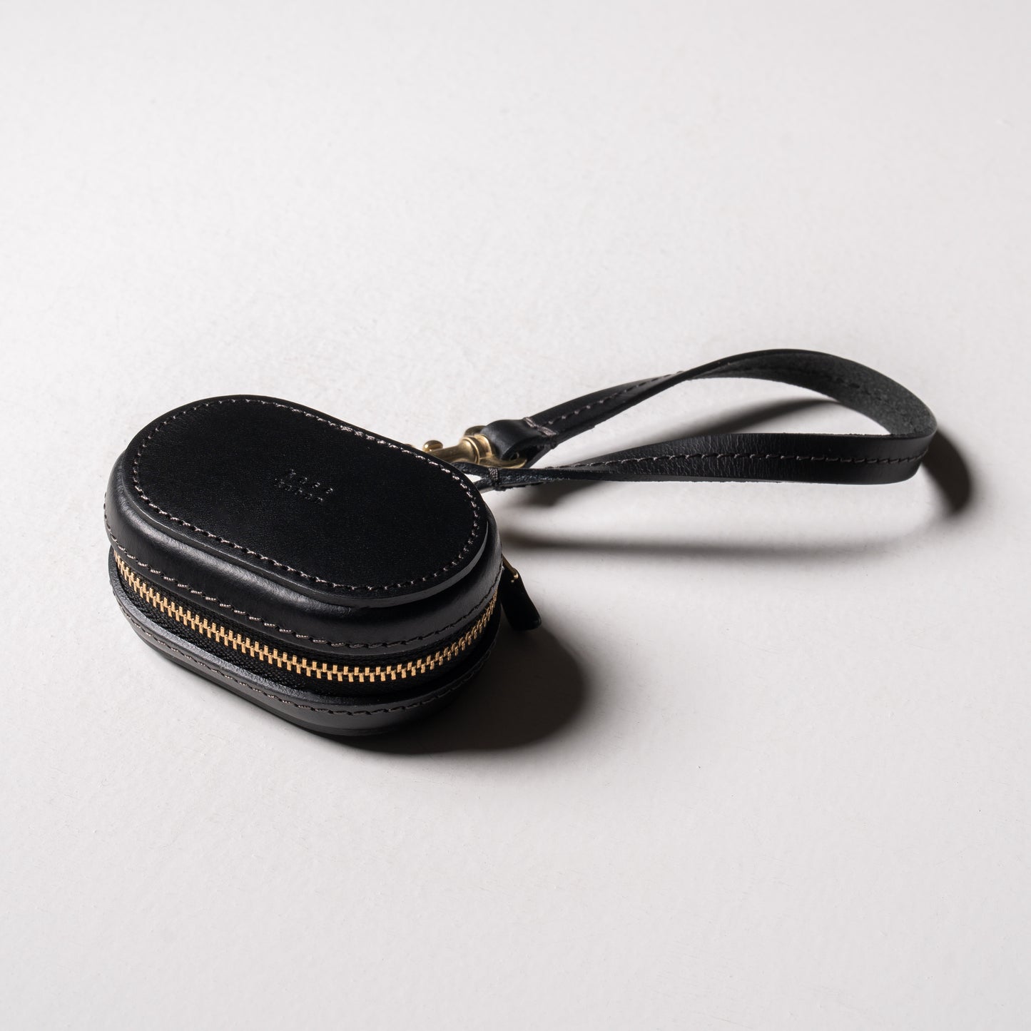 【革の宝箱】手のひらに収まる、優しい丸み。AirPodsが入る本革ミニケース ＜ ブラック＞