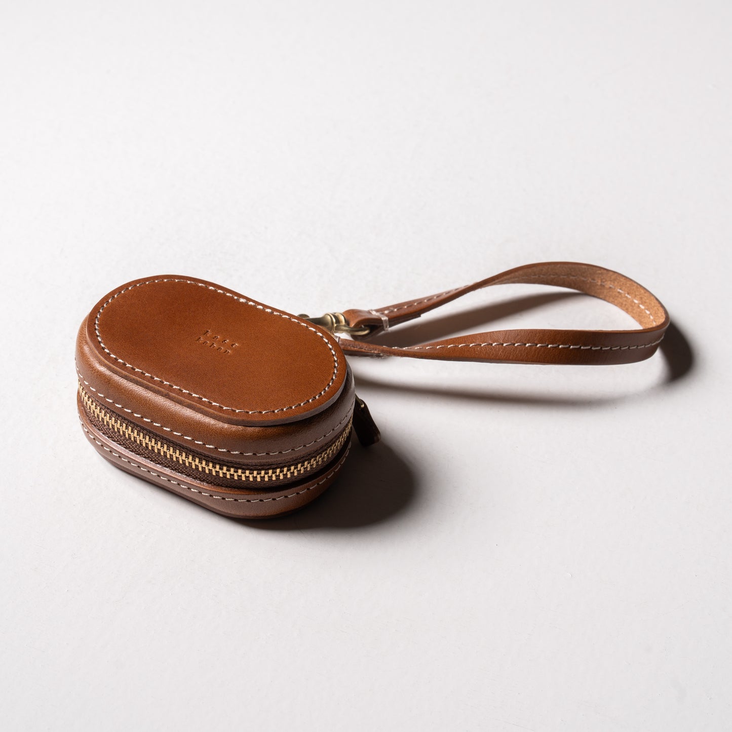 【革の宝箱】手のひらに収まる、優しい丸み。AirPodsが入る本革ミニケース ＜ ブラウン＞