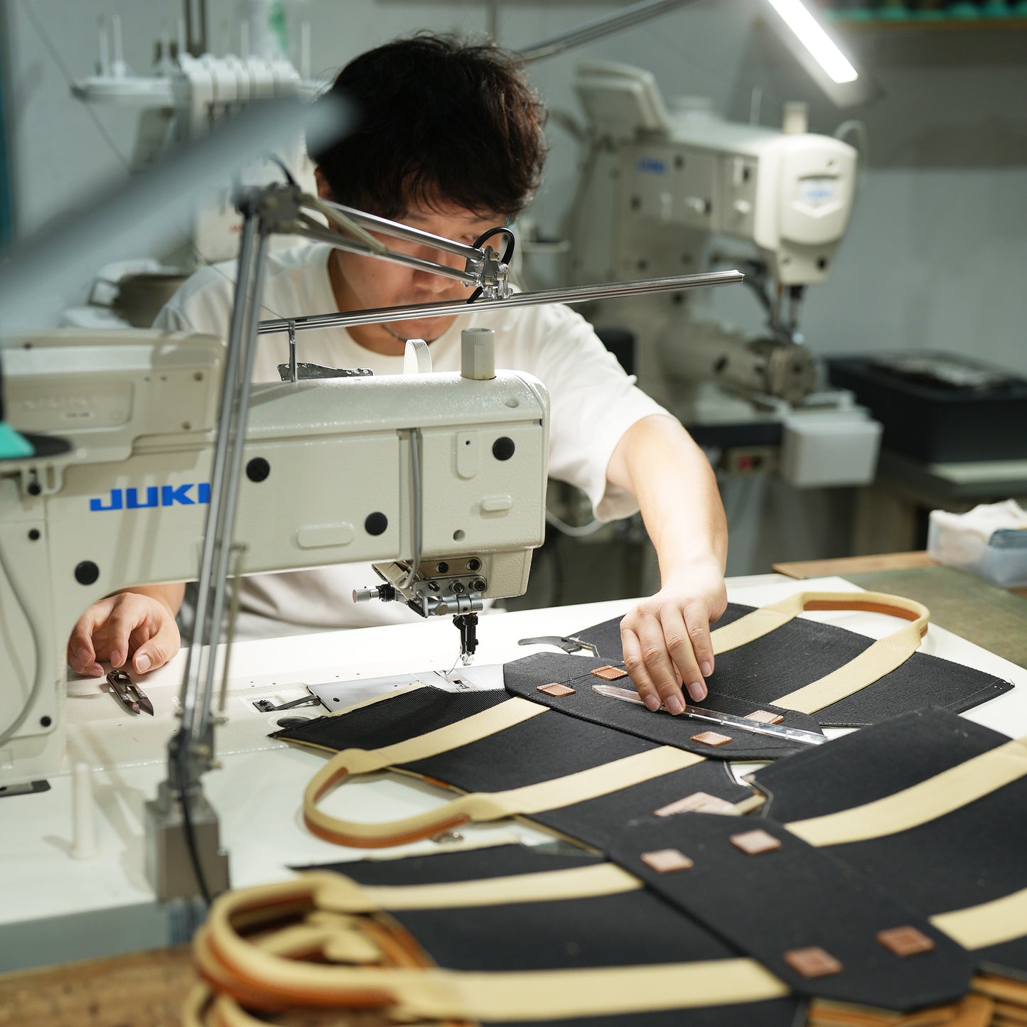 【秋冬限定カラー】倉敷の綿麻帆布とヌメ革で仕立てた 丈夫で軽量なトートS ＜ブラック×ベージュ＞